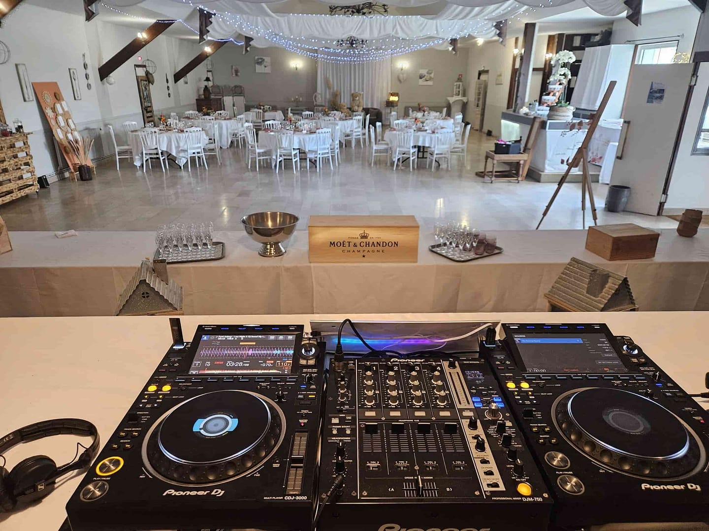 Régie DJ professionnelle installée dans une salle de mariage par Raphaël Gayer (Pianotek Event)