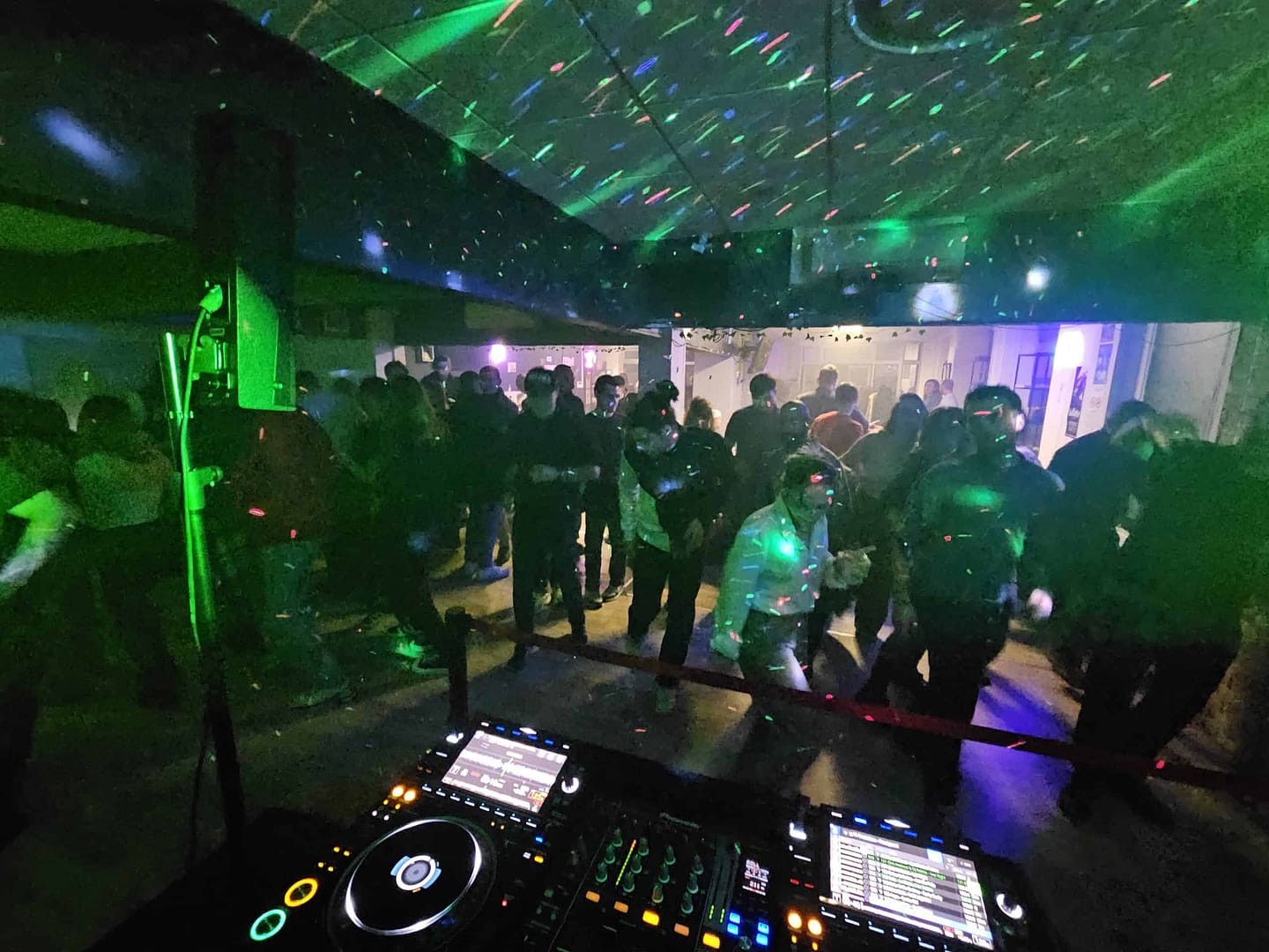 DJ pour établissements privés, bars et restaurants à Valenciennes et Cambrai.