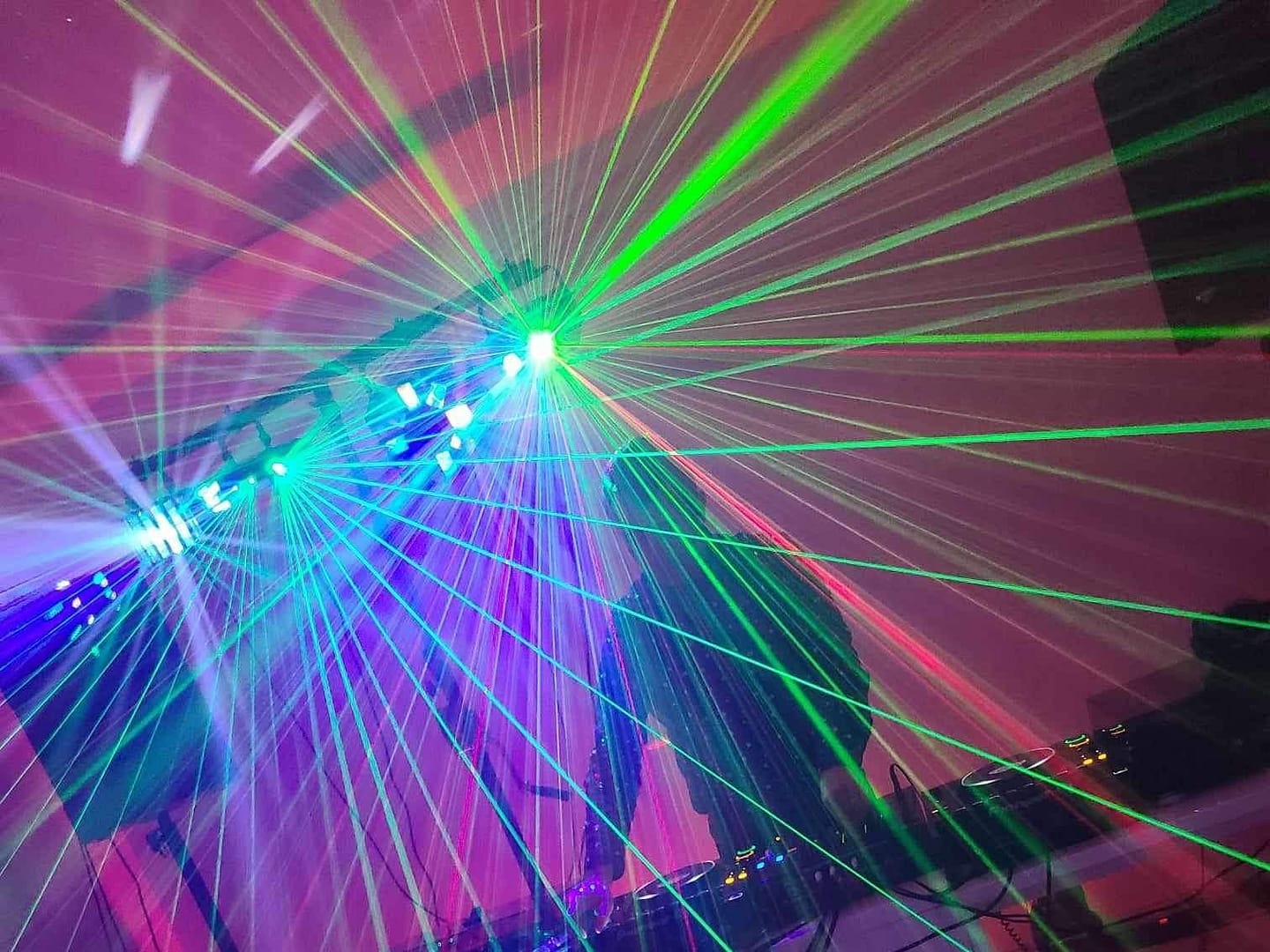 DJ pour établissements privés, bars et restaurants à Valenciennes et Cambrai.