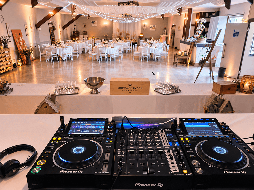 Installation professionnelle de matériel DJ Pioneer et sonorisation haut de gamme pour un mariage dans les Hauts-de-France par Pianotek Event.