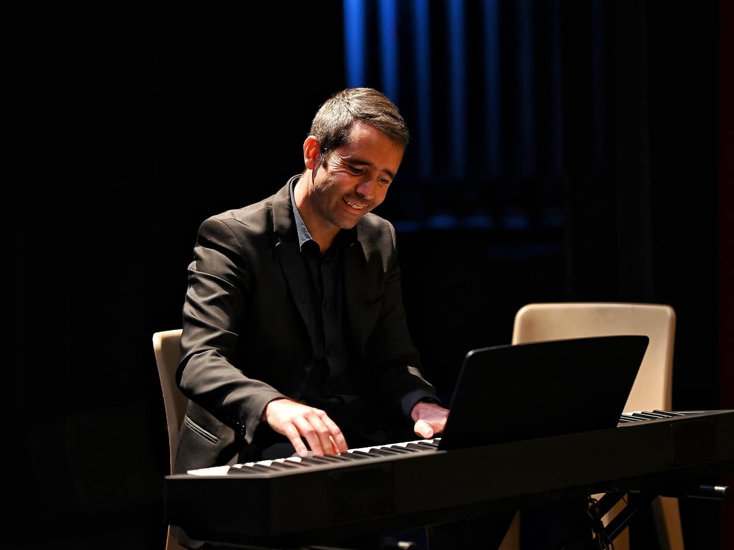 Raphaël GAYER, pianiste professionnel pour animation musicale de cérémonies, vin d'honneur et restaurants à Valenciennes et Douai.
