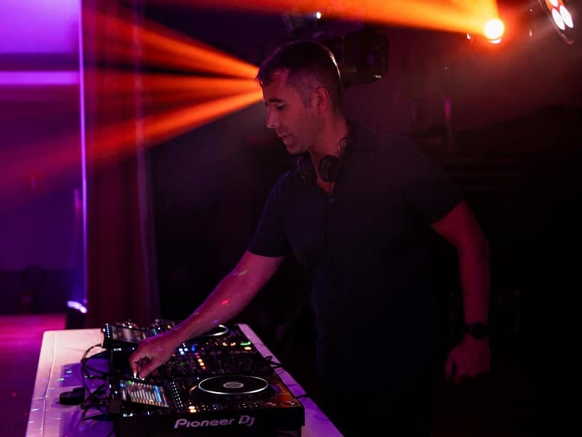Ambiance lumineuse et festive d'une soirée privée animée par un DJ professionnel à Valenciennes et Douai.